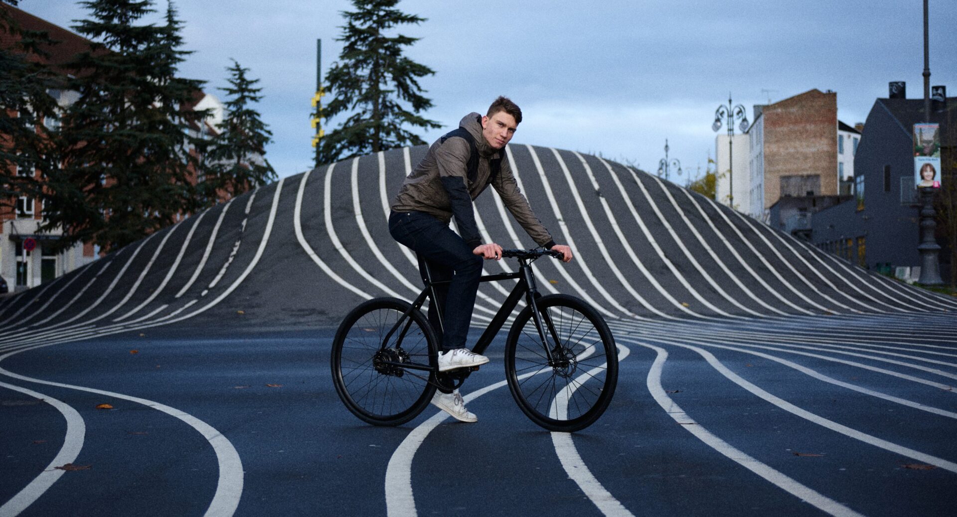 Urban cycling in Spring: How to dress properly with a touch of style
