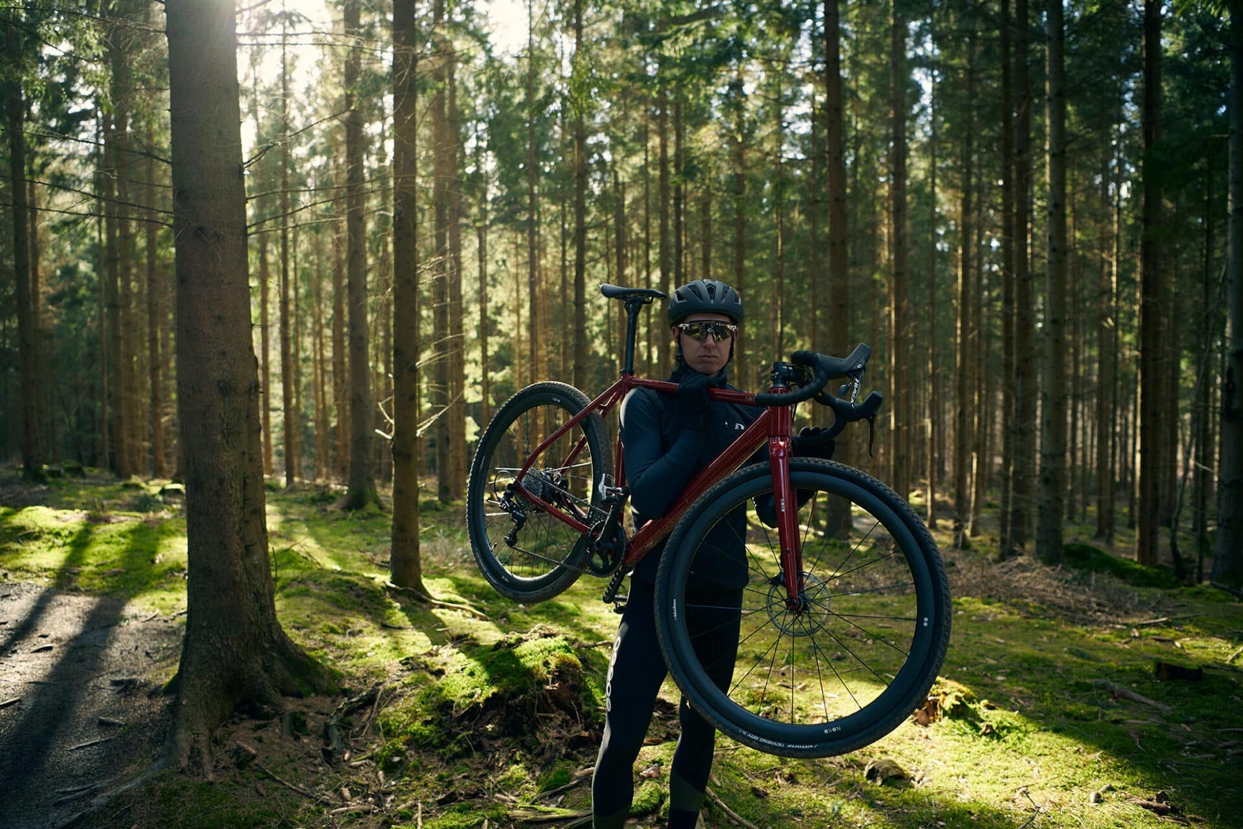 Andreas Stokbro mit einem NOKO Gravel E-Bike im Wald