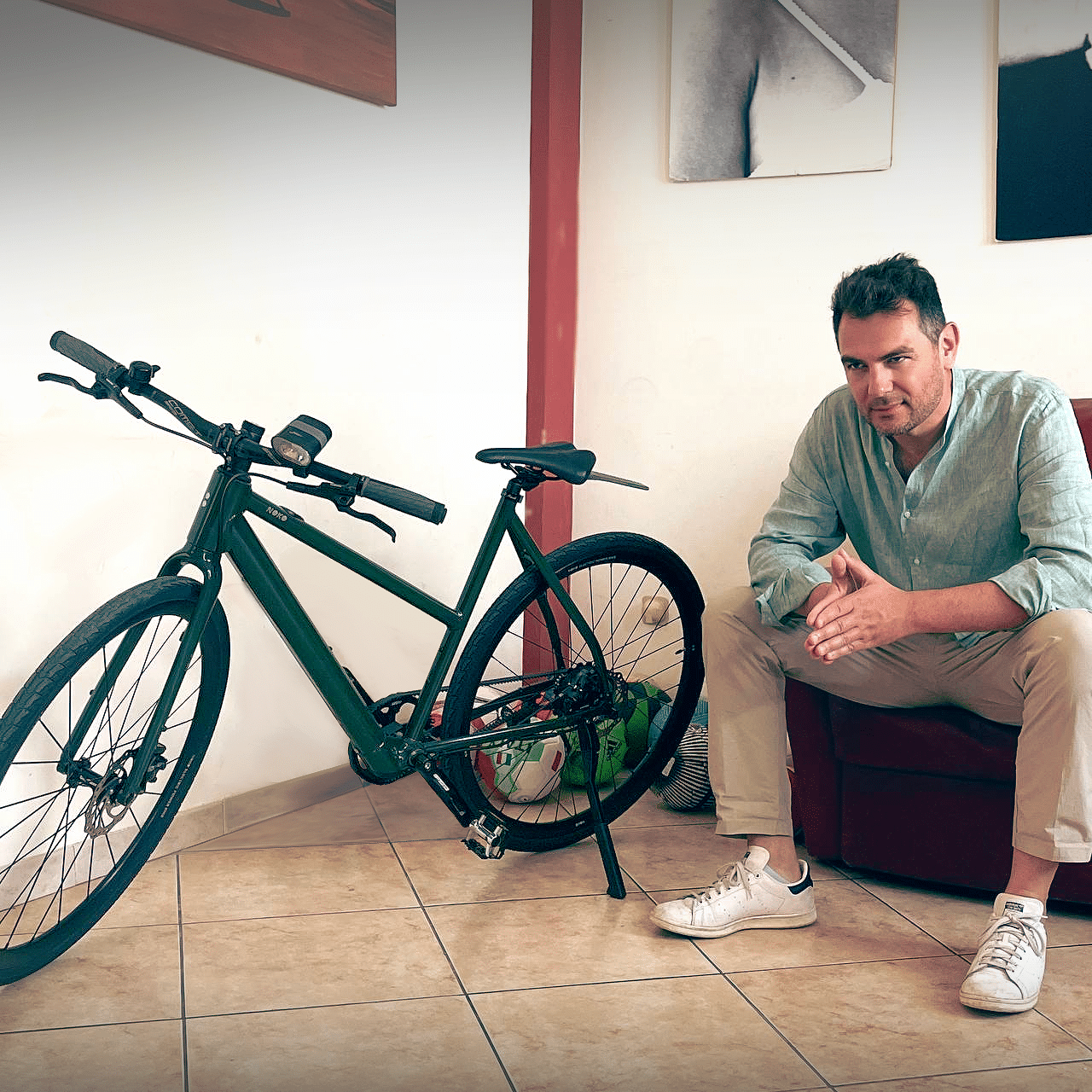 Alan Palmieri neben einem NOKO E-Bike