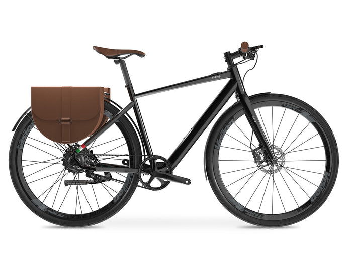 NOKORIVA Black Obsidian, City-E-Bike mit Diamantrahmen, Riemenantrieb und braunem Zubehör