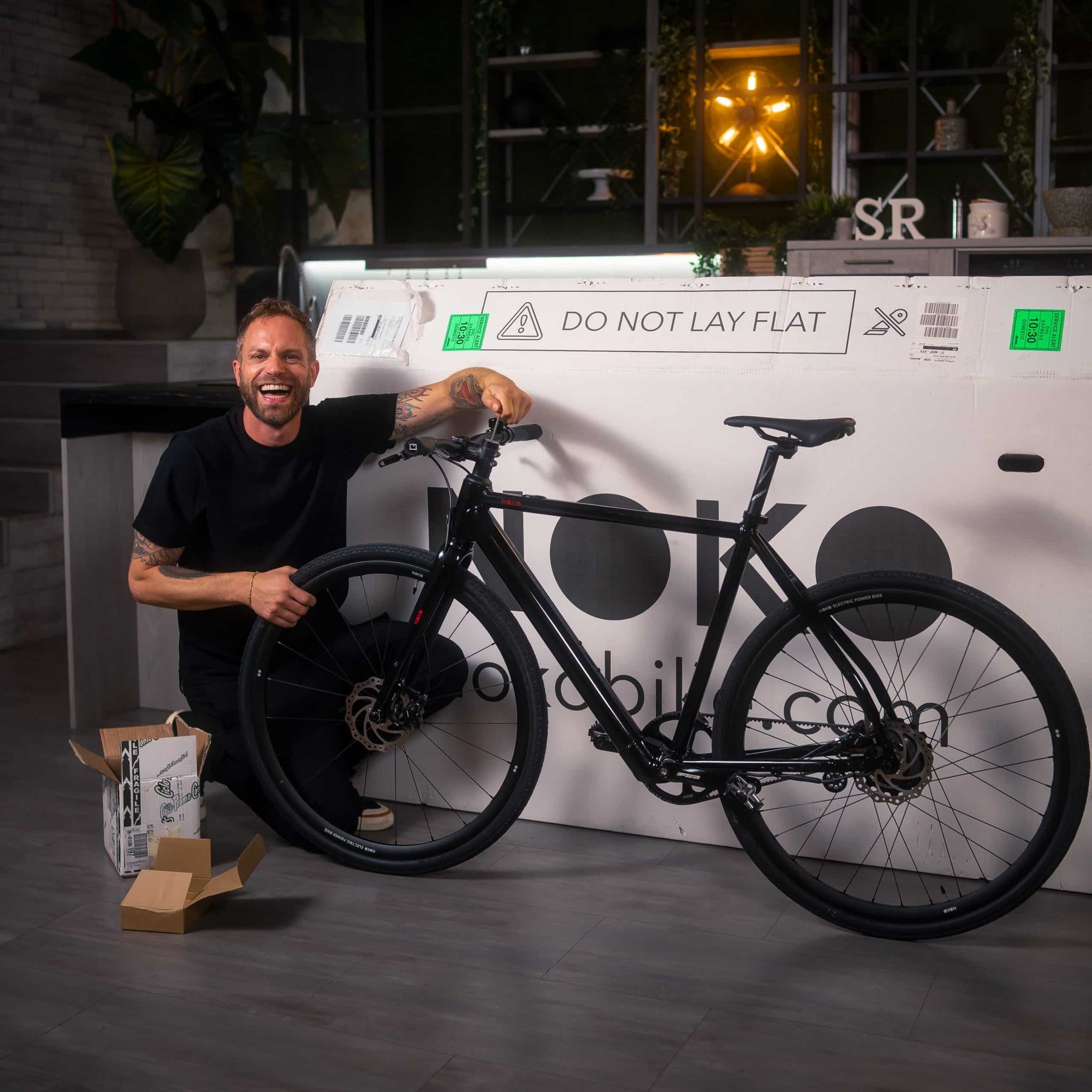 Simone Rugiati neben einem NOKO E-Bike
